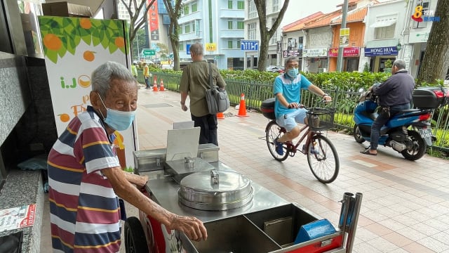 理解问答：森林大厦冰淇淋老伯苦撑摊位