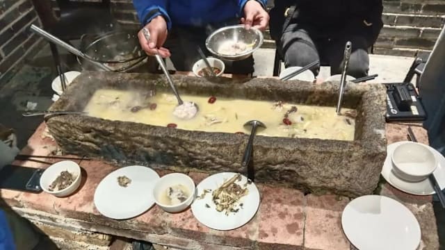 湖南“石槽火锅”被调侃像猪槽 老板：预订火爆