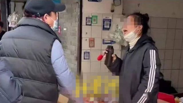 妇女摸了草莓却不买 中国老板娘怒泼水
