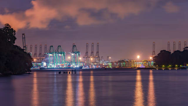 经一夜抢救 巴西班让码头集装箱船火势已扑灭