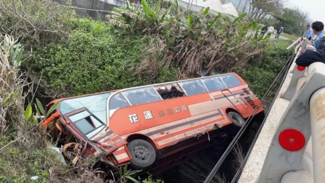 台湾花莲车祸巴士摔落5公尺溪谷 酿一死五伤