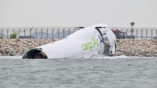 香港货机坠海事故致两死 跑道修复重开