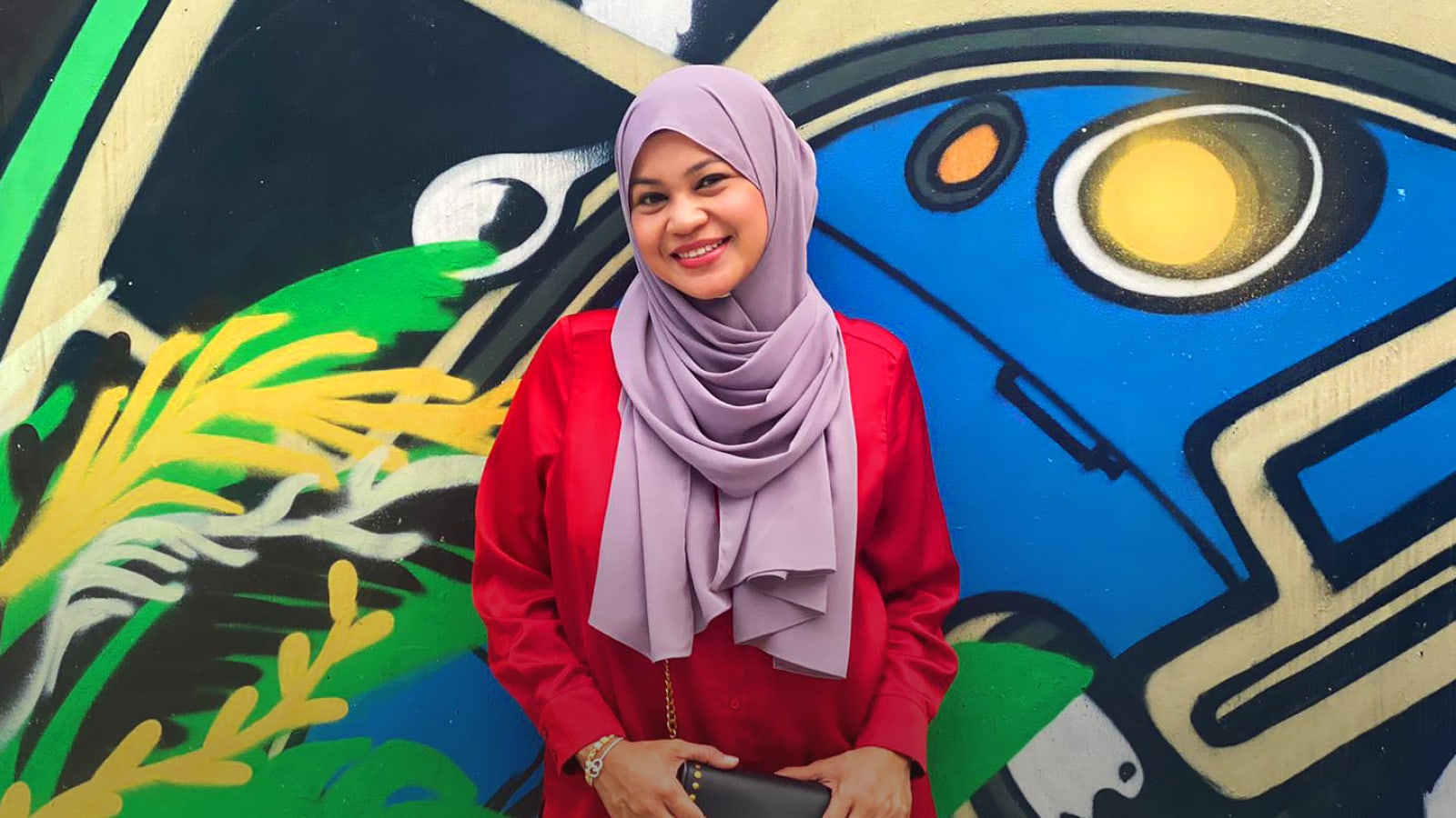 Explore Singapore's history and natural spaced with Zaza Majid and her twin daughters. 