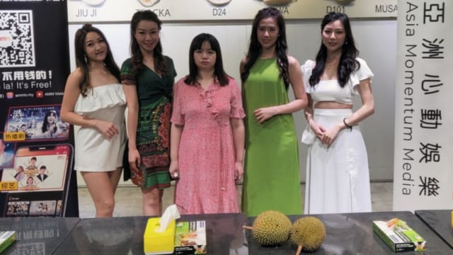赴马国吃榴梿、见粉丝　薛影仪：公司逼我来