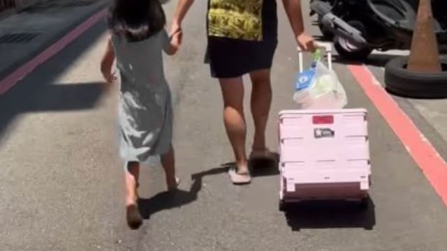 炎炎夏日被母强迫赤脚走一公里 台湾女童二度烫伤
