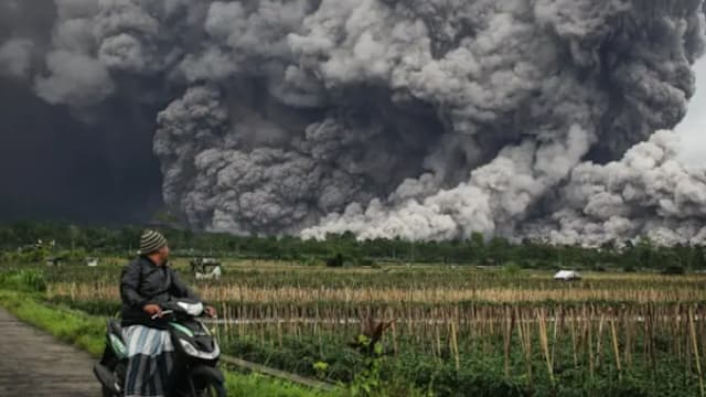 火山喷发热浪袭来 印尼采砂工人全身八成烧伤