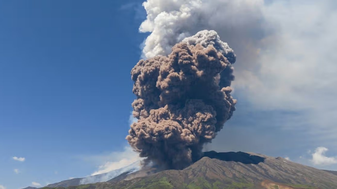 埃特纳火山持续喷发 西西里卡塔尼亚机场暂停航班降落