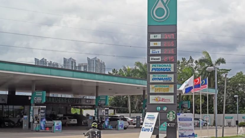 Stesen minyak JB kekang penjualan RON95 kepada kenderaan asing setelah denda jangkaui RM1 juta