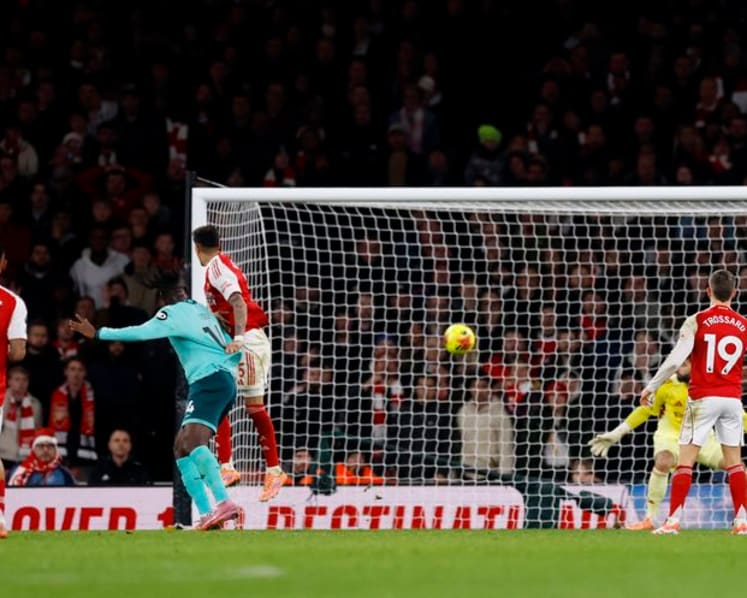 Arsenal get lucky break to go five points clear, Salah returns for Liverpool