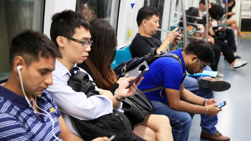 More Singaporeans reading news online as newspaper readership falls: Nielsen survey