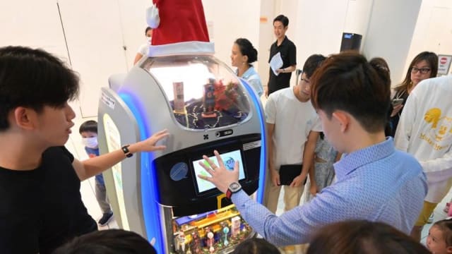 城市广场商场内推出人工智能贩卖机器人