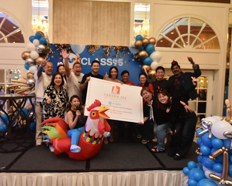 Class 95 sets a record for largest gathering of people eating chicken rice