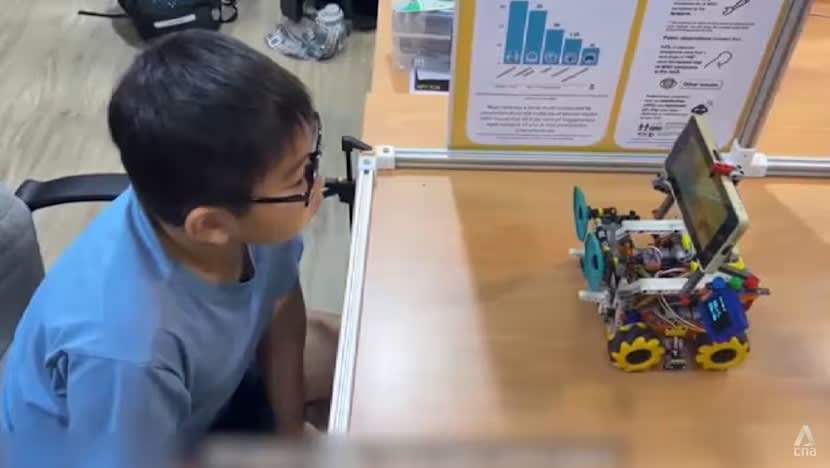 2 pelajar ini cipta robot galak tabiat penggunaan skrin lebih sihat bagi kanak-kanak