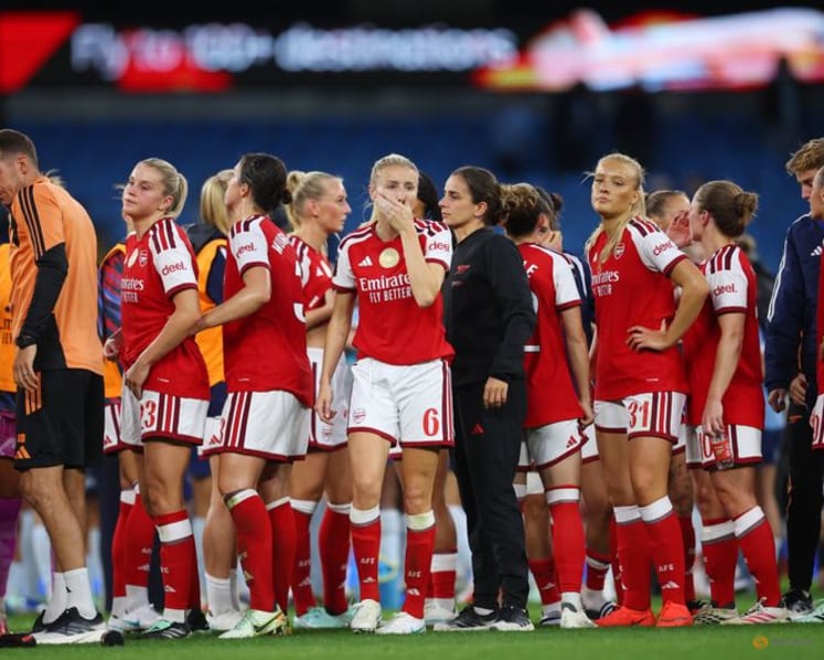 Manchester City beat hapless Arsenal 4-2 to stay top of WSL