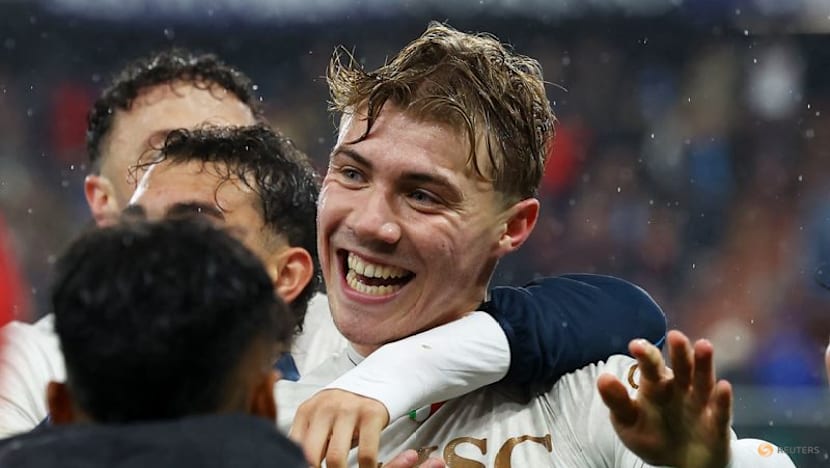 Napoli win 3-2 at Genoa with last-gasp penalty to close gap on leaders