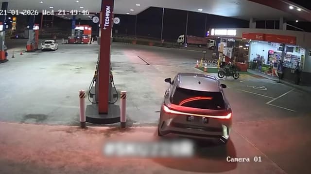 男女驾驶我国注册车牌轿车 新山油站添油未付款便驶离