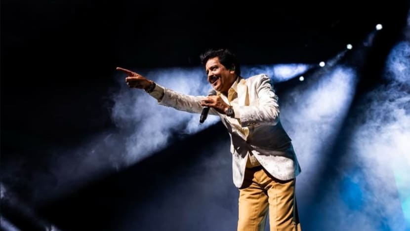 ரசிகைகளை முத்தமிடும் காணொளி - சர்ச்சையில் சிக்கியிருக்கும் பின்னணிப் பாடகர் உதித் நாராயண் ரசிகைகளை முத்தமிடும் காணொளி - சர்ச்சையில் சிக்கியிருக்கும் பின்னணிப் பாடகர் உதித் நாராயண்