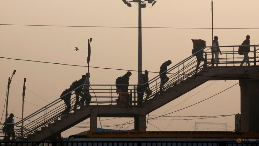 India tightens curbs as air pollution turns 'severe' India tightens curbs as air pollution turns 'severe'