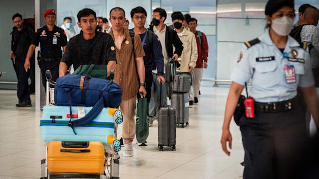 泰国货船遇袭后 20名船员安全返回家园