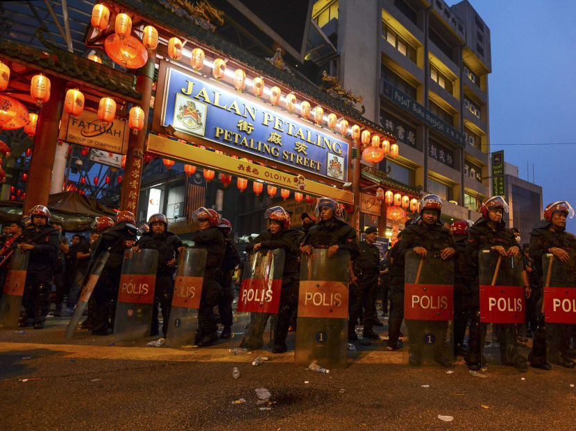 Riot police protect the entrance to Chinatown from "Red Shirt" demonstrators during a pro-government demonstration in Kuala Lumpur, Malaysia,  Sept 16, 2015.  Photo: AP