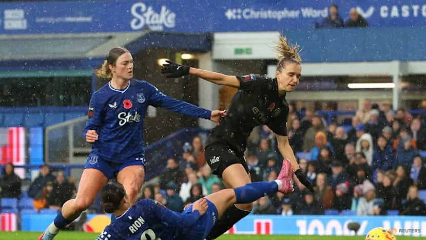 Man City women climb past Chelsea to first in WSL table
