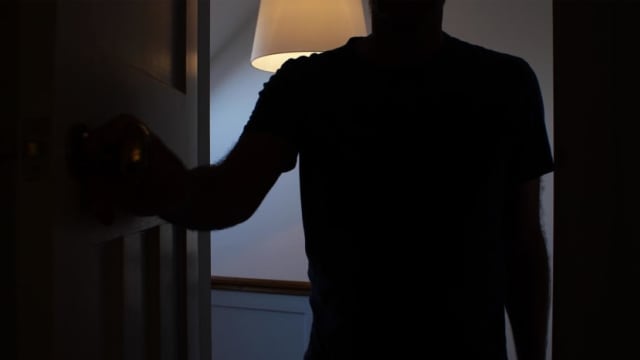 妻子外出工作 男子涉嫌多次在家强奸继女