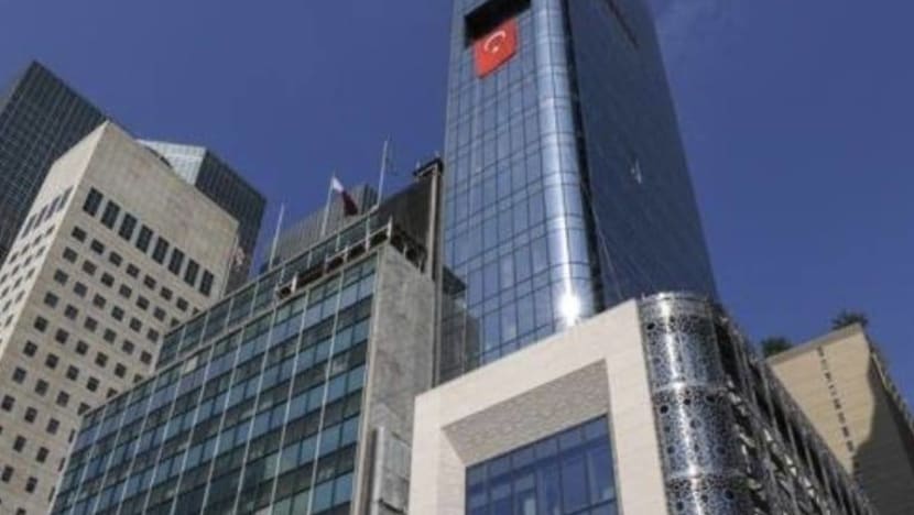 Lelaki hina, pijak al-Quran; kali ini di luar Kedutaan Turki di New York