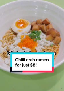 Amoy Street Food Centre stall Gan Lao Zai sells unique chilli crab noodles for just $8, and it even comes with mini fried mantou! A former chef at Italian restaurant Monti, hawker Xun Man also offers juicy pork belly noodles 😋 #8dayseathawker #chillicrab #sgtiktok #sgfyp
