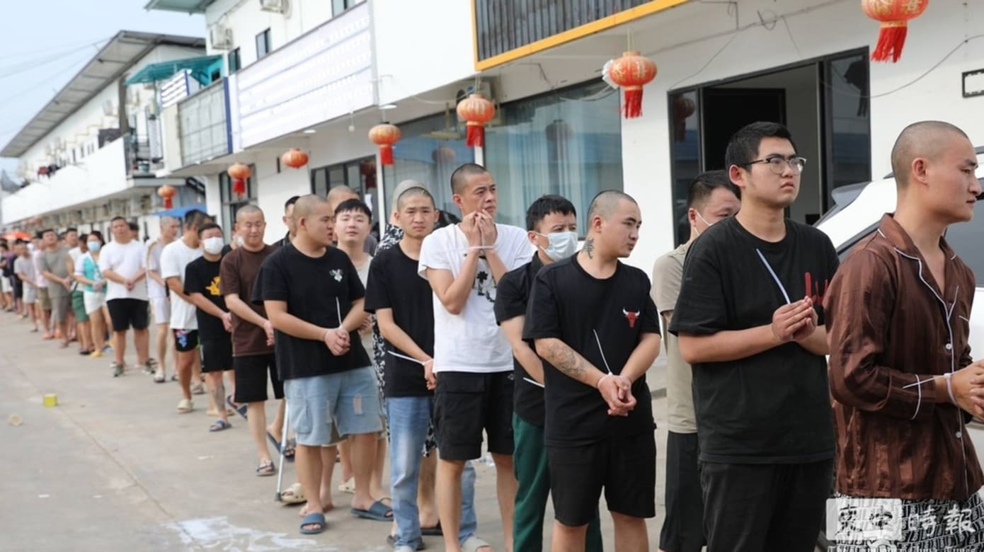 柬埔寨执法部门在边境城市波比（Poipet）一处电信诈骗园区展开大规模的执法行动，逮捕上千名外籍人士，其中绝大多数为中国籍。行动一度出现混乱，军方随后介入支援。（图：《柬中时报》）