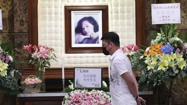艾威为亡妻办追思会，送她最后一程