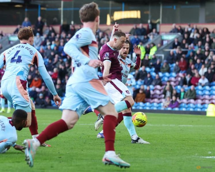 Man City move within two points of leaders Arsenal, Liverpool thrash West Ham