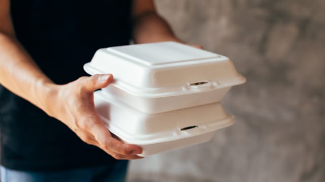 深夜送餐到坟场 原来是“赌鬼”饿了