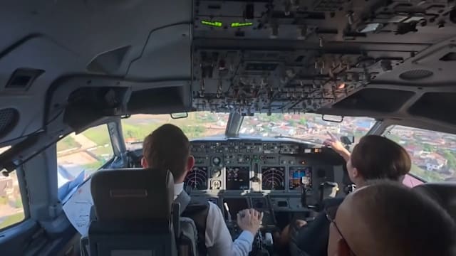 泰王亲自驾机访老挝 王后任副驾驶