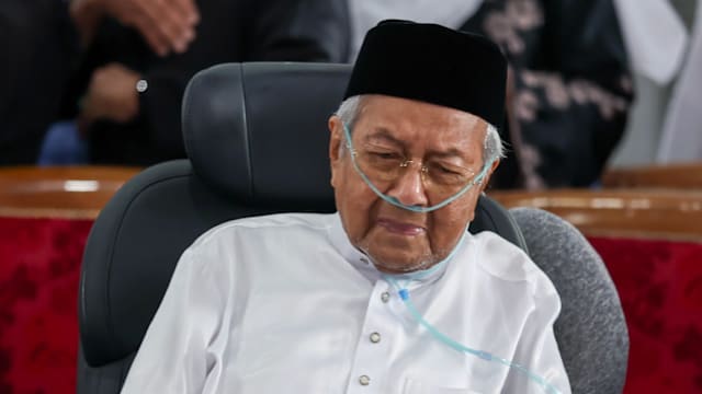马国前首相马哈迪入院
