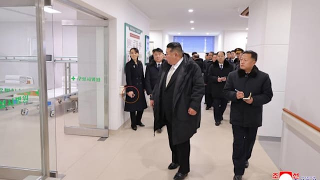 金正恩妹被拍到手持疑似中国产折叠屏智能手机 引发关注