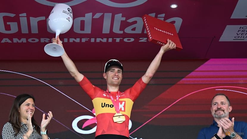Dversnes keeps sprinters at bay to win Giro stage 15, Vingegaard retains pink
