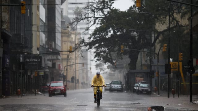 巴西暴雨成灾 导致八人丧命