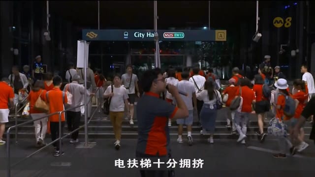 国庆庆典吸引大批人潮 有公众提早离场井然有序搭乘地铁