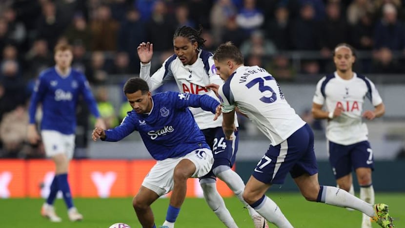 Van de Ven double lifts Tottenham to victory at Everton