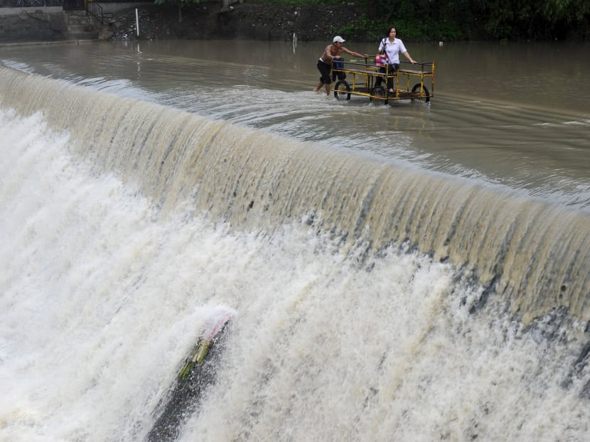 Typhoon leaves 11 dead, Filipino villagers saved from flood