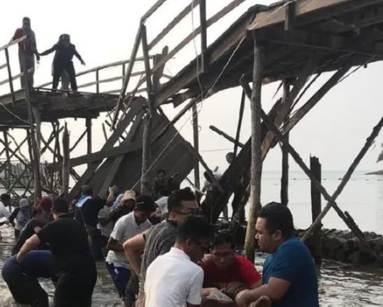 18 Singaporeans injured after wooden bridge collapses at Batam resort