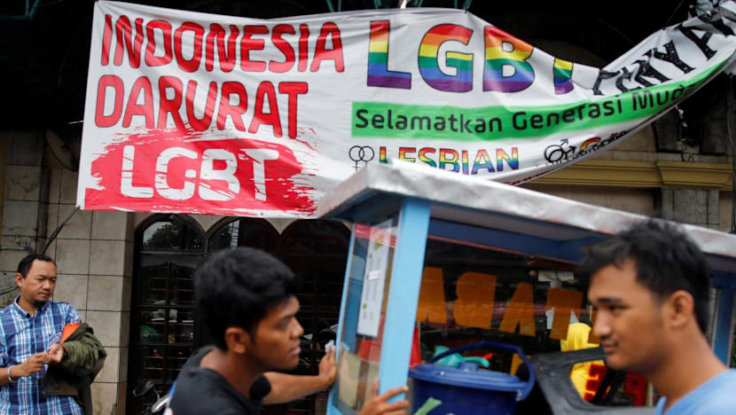 Bagaimana label ancaman keamanan nasional menghidupkan kembali perdebatan LGBTQ di Indonesia?
