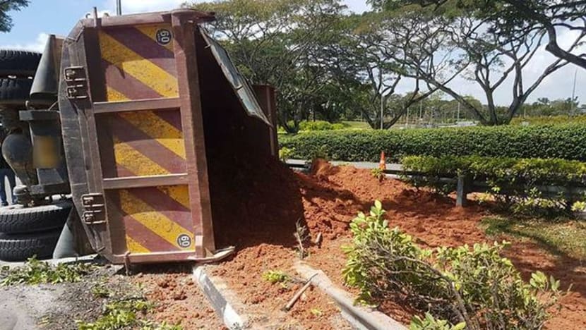 Trak terbalik di PIE; pemandu dikejarkan ke CGH Trak terbalik di PIE; pemandu dikejarkan ke CGH