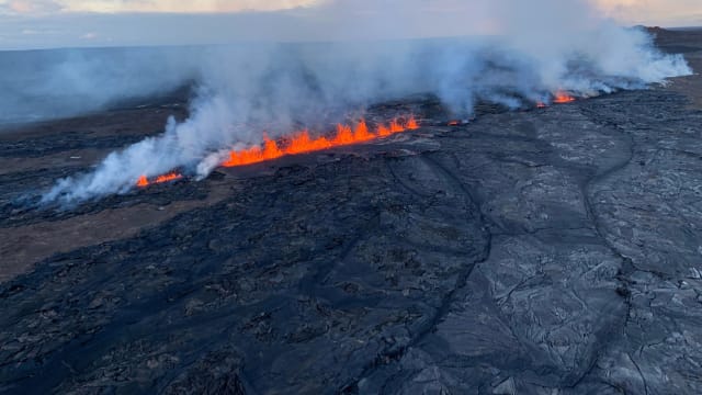 美国夏威夷基拉韦厄火山时隔半个世纪再次喷发