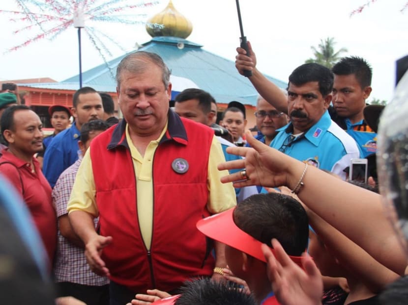 Johor people greeting the state's ruler Sultan Ibrahim Iskandar. Sultan Ibrahim says he “felt slighted” by the remarks of former Malaysian prime minister Mahathir Mohamad, who had called Bugis descendants “pirates. Photo: Facebook / Sultan Ibrahim Sultan Iskandar