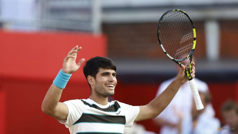 Alcaraz overcomes Munar marathon to reach Queen's quarters