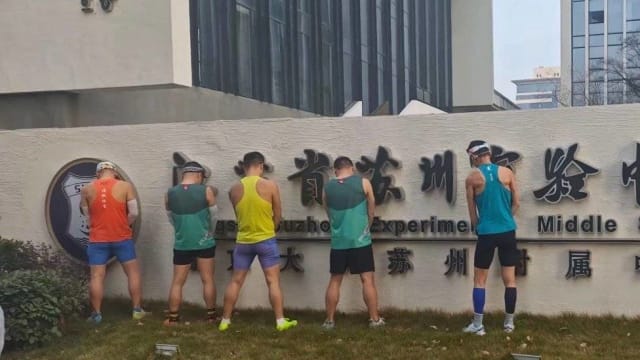 中国马拉松跑手集体学校外小便 网民：没素质
