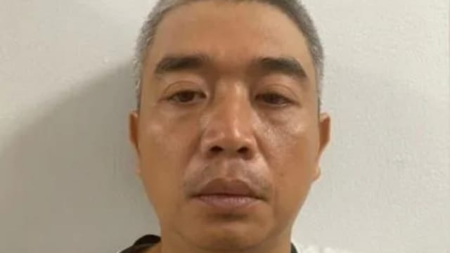 越南人夫当街捅死情妇 再自捅腹部抱尸倒地