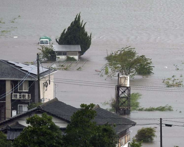 As it happened: Typhoon Shanshan one of the strongest to hit Japan in decades