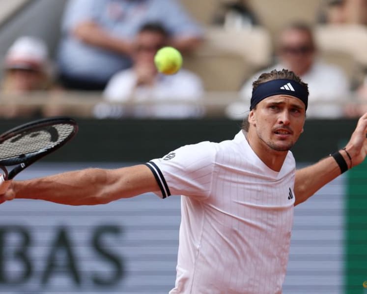 Zverev spoils lucky loser De Jong's birthday with straight sets victory